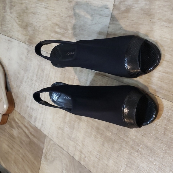 Donald J Pliner, Black. Size 8 - Picture 2 of 3